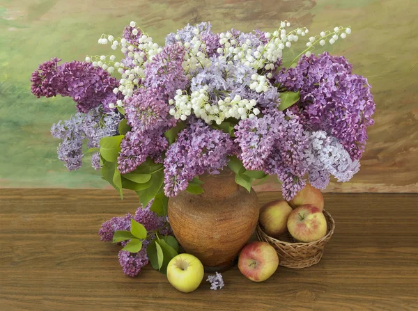 Bodegón con flores lila y manzana —  Fotos de Stock