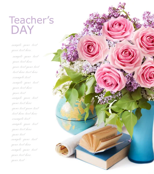 Ημέρα δασκάλου (καλοκαίρι λουλούδια μπουκέτο με τριαντάφυλλα και asters, Χάρτης και βιβλία που απομονώνονται σε λευκό) — Φωτογραφία Αρχείου