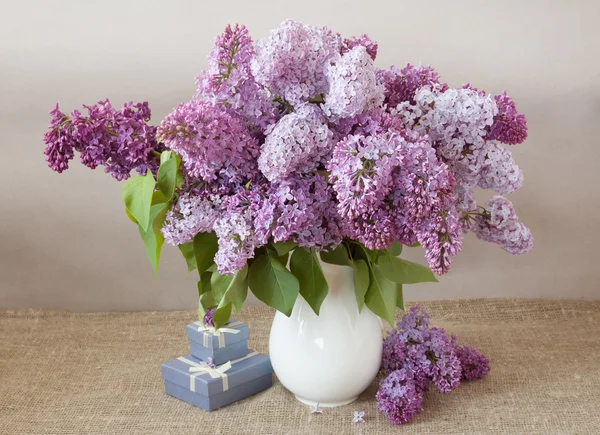 Bodegón con flores lila ramo sobre fondo artístico — Foto de Stock