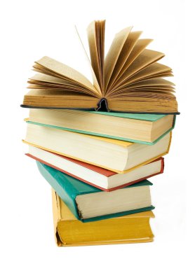 Kitap yığını beyaz arkaplanda izole edildi