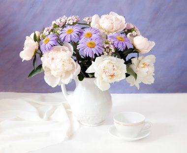 Sanatsal zemin üzerine Şakayık çiçekli natürmort