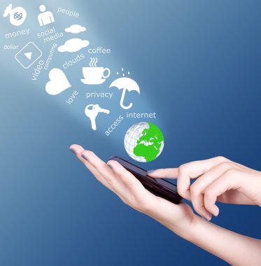 Modern cep telefonu ve Sosyal Medya simgeler uçup tutan el