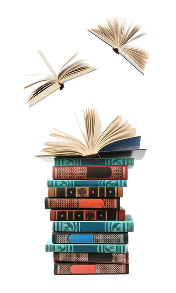 Eski kitap yığın ve uçup kitaplar