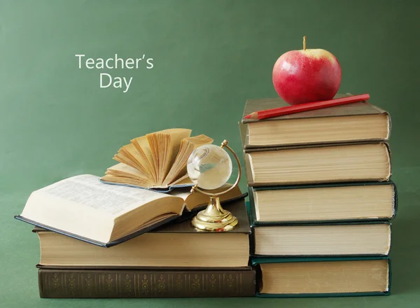 World Teacher's Day (still life with book pile, apple, globe and desk on artistic background) — Stock Photo, Image
