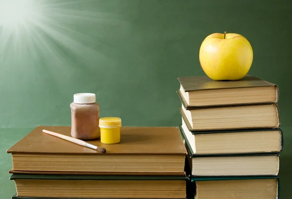 Wereld leraar van dag (Stilleven met boek stapel, apple, globe en Bureau op artistieke achtergrond) — Stockfoto