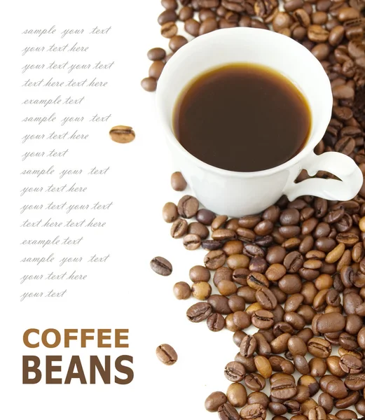 Kaffebönor med krydda och kaffekopp isolerad på vit — Stockfoto