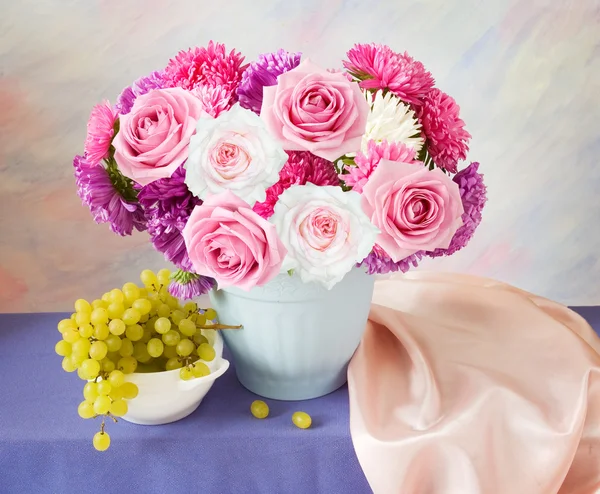 Still life with huge bunch of roses and asters and fruits — Stock Photo, Image