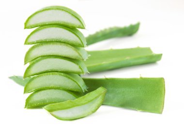 Aloe Vera beyaz arkaplanda izole bir şekilde bırakır