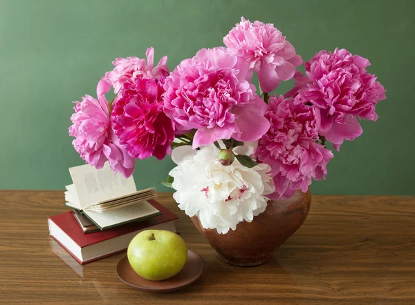 Stillleben mit Pfingstrosenblumen auf künstlerischem Hintergrund — Stockfoto