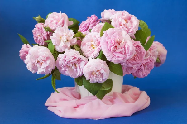 Pink rose bunch ion artistic background — Stock Photo, Image