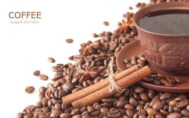 Kahve çekirdekleri ile baharat ve kahve fincanı beyaz izole