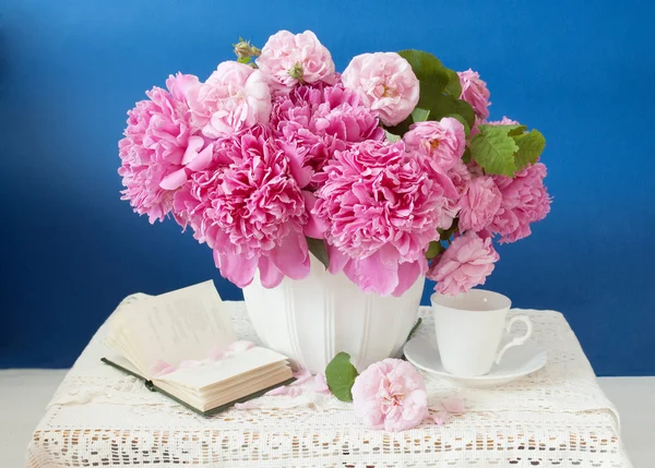 Still life with peony flowers on artistic background — Stock Photo, Image