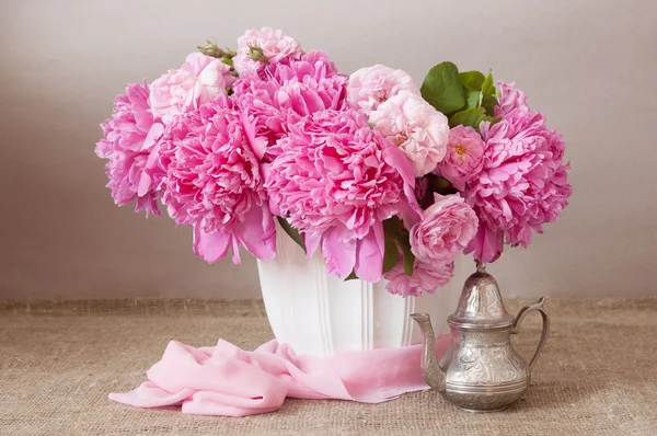 Still life with peony flowers on artistic background — Stock Photo, Image