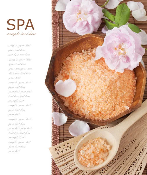 Roses spa (fresh roses flowers,spa salt, zen stones) on a wooden bord (with easy removable text) — Stock Photo, Image