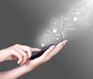 Cep telefonu ve yenilik sembolü uçup tutan el