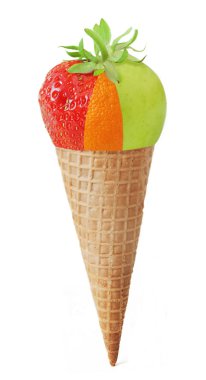 Yaratıcı dondurma beyaz arka plan üzerinde izole. Portakal, elma ve çilekli dondurma