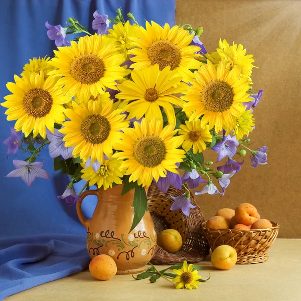 Stillleben mit Sonnenblumen und Früchten auf künstlerischem Hintergrund — Stockfoto