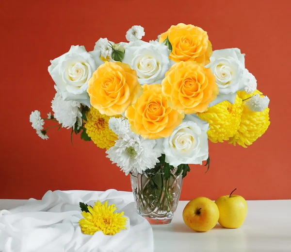 Натюрморт с розами и пасхальные цветы и фрукты на художественном фоне — стоковое фото