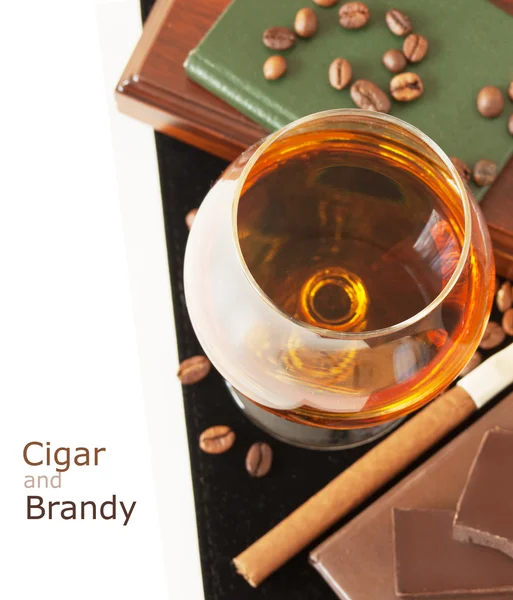 Brandy e sigaro isolati su sfondo bianco con testo campione — Foto Stock