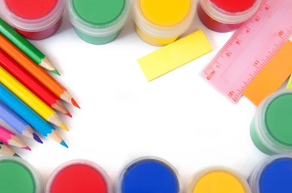 Alle voor school. Kleurrijke potlood en verven geïsoleerd op witte achtergrond — Stockfoto