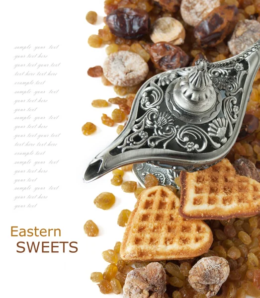Dulce oriental (bodegón con frutos secos, caramelos, jarrón de metal y fecha aislada sobre fondo blanco ) — Foto de Stock