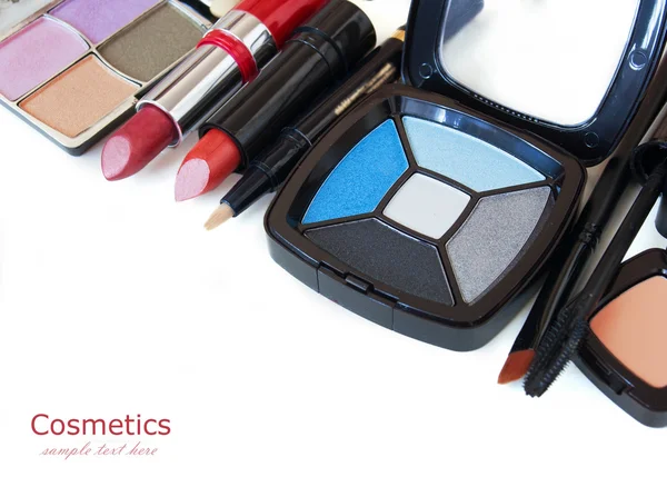 Make-up borstel, lippenstift en andere cosmetica geïsoleerd op een witte achtergrond — Stockfoto