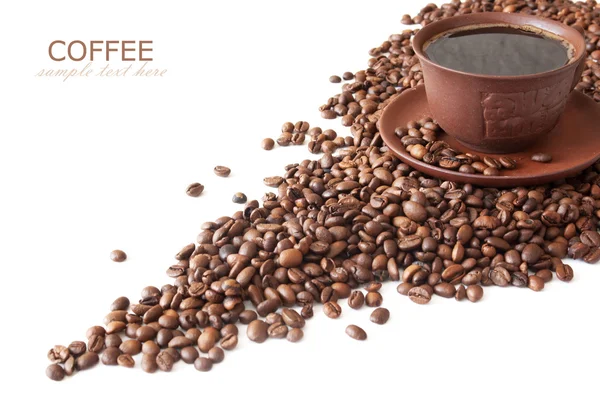 Pause café. grains de café avec tasse de café et épices isolées sur fond blanc — Photo