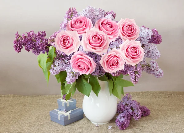 Bodegón con flores de rosas sobre fondo artístico — Foto de Stock
