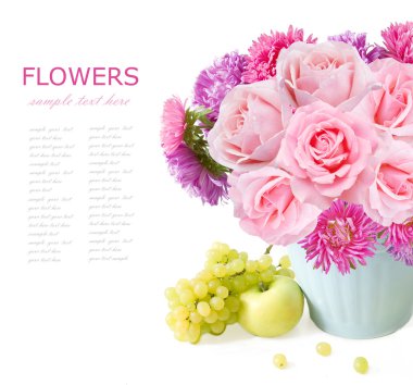 Beyaz arka plan üzerinde izole yaz çiçeği demet