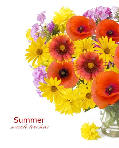 Ramo de flores de verano en jarrón y frutas aisladas sobre fondo blanco. Ramo de flores de Aster, amapola y cosmos — Foto de Stock