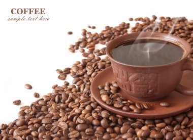 Kahve molası. Kahve çekirdekleri fincan kahve ve baharat beyaz arka plan üzerinde izole