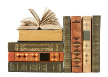 Beyaz arka plan üzerinde izole antika kitap ile kitap raf