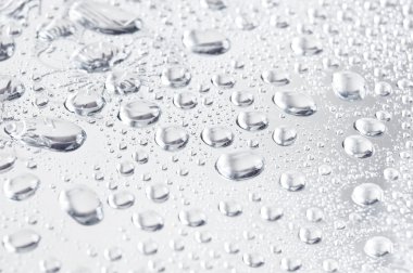 Tonlu arka plan üzerinde su damlaları