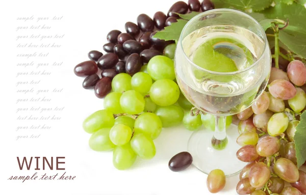 Червоне і біле вино і виноград зі свіжим листям ізольовані на білому — стокове фото