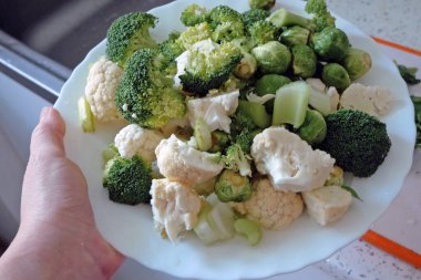 Fırında brokoli ve karnabahar tabakta, yakın plan.