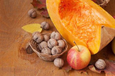 Ahşap arka plan üzerinde sonbahar meyve