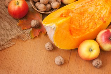 Ahşap arka plan üzerinde sonbahar meyve