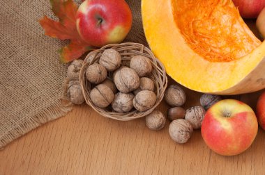 Ahşap arka plan üzerinde sonbahar meyve