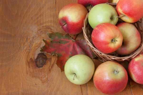 Apples on wooden background — Stock Photo, Image