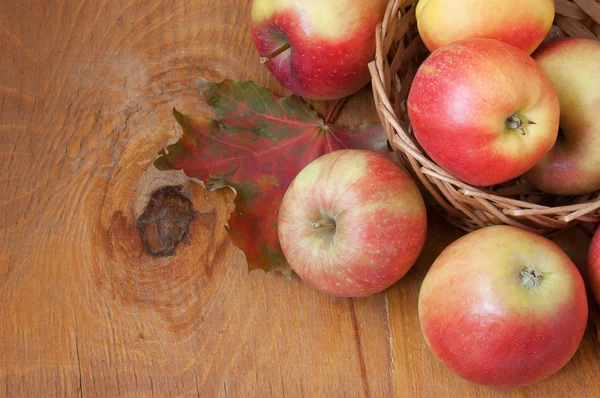 Apples on wooden background — Stock Photo, Image