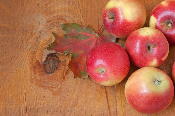 Apples on wooden background — Stock Photo, Image