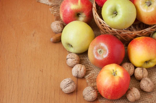 Pommes sur fond en bois — Photo