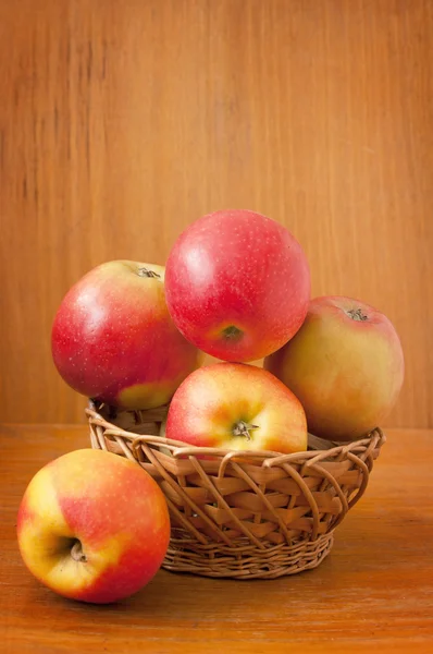 Apples on wooden background — Stock Photo, Image