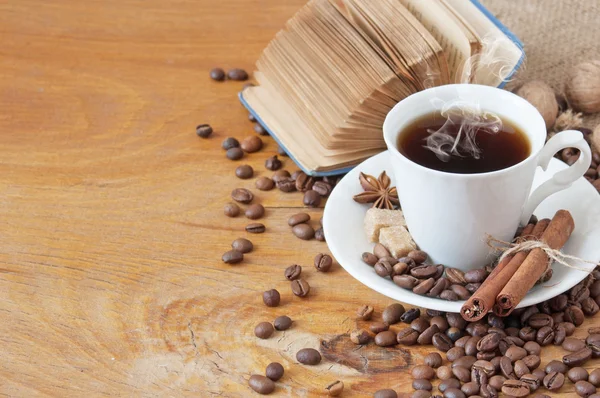 Istirahat kopi. Kopi kacang dengan cangkir kopi dan rempah-rempah dengan latar belakang kayu — Stok Foto