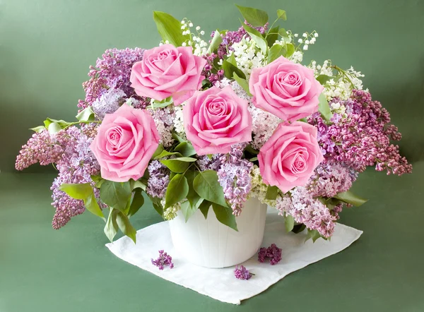 Natureza morta com flores de rosas no fundo artístico — Fotografia de Stock