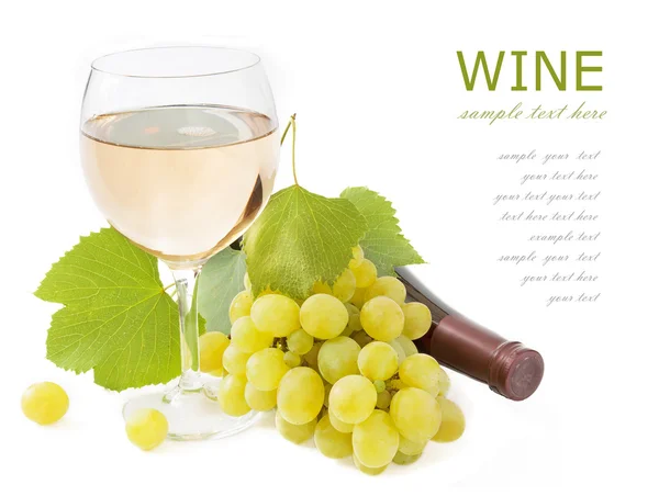 Borospohár, vörös és fehér bor, szőlő, a levelek és a palack elszigetelt fehér background — Stock Fotó