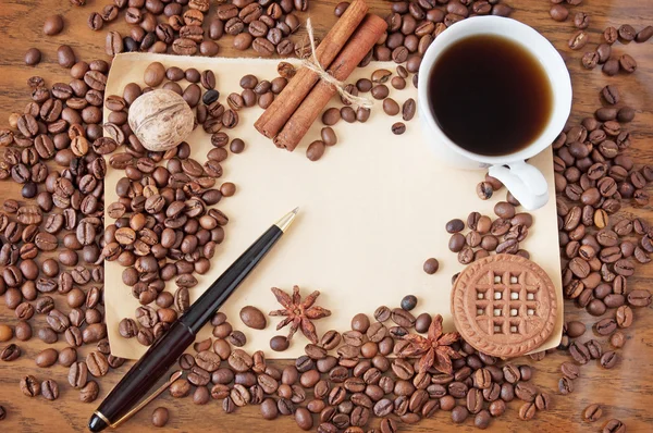 喝咖啡休息时间。咖啡豆与杯咖啡和香料的木制背景 — 图库照片