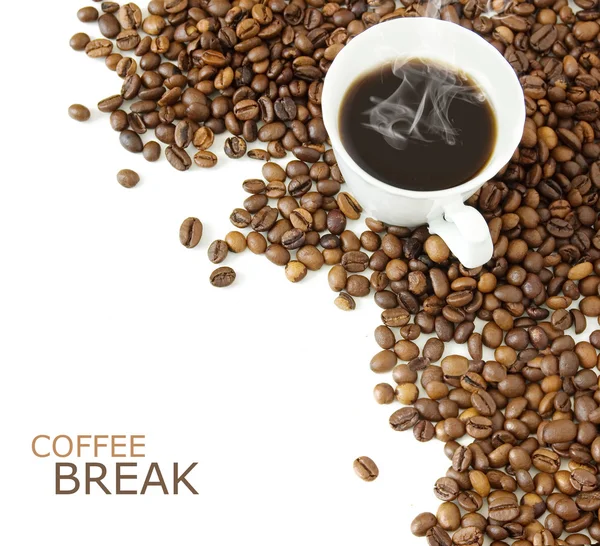 Kaffepaus. Kaffebönor med kaffekoppen och krydda isolerad på vit bakgrund — Stockfoto