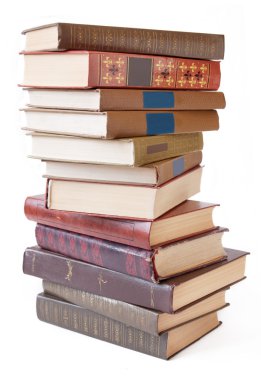 Kitap yığını beyaz arkaplanda izole edildi