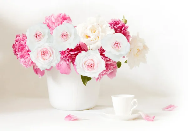 Still life with pioen en rozen bloemen op artistieke achtergrond — Stockfoto